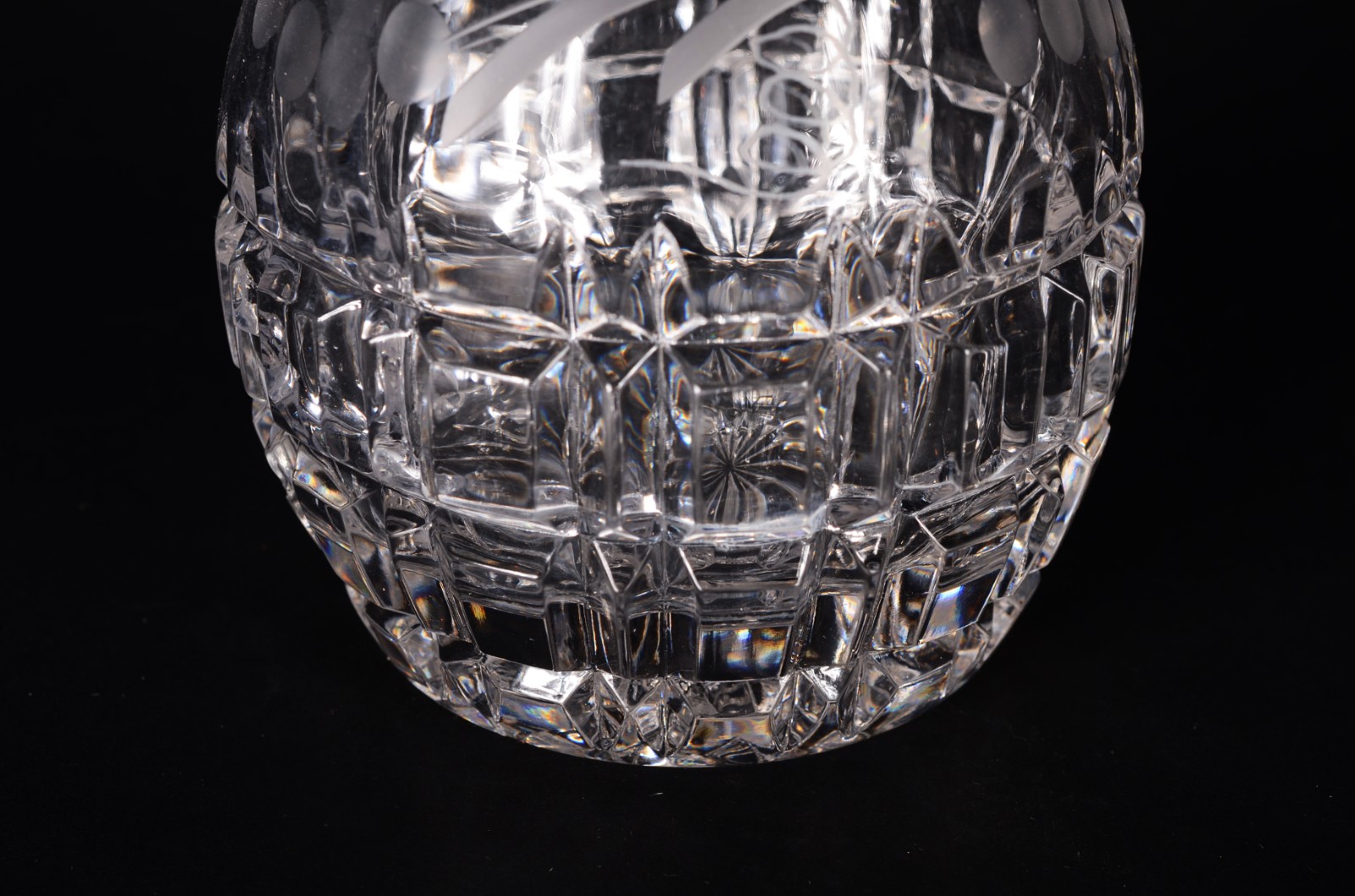 Garrafa de cristal europeu lapidado. - foto 2 de 8