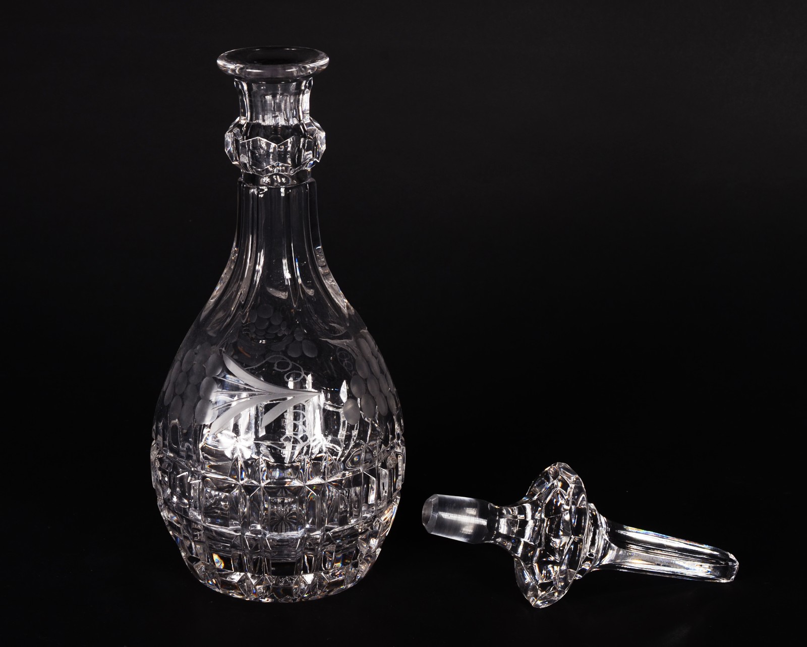 Garrafa de cristal europeu lapidado. - foto 4 de 8