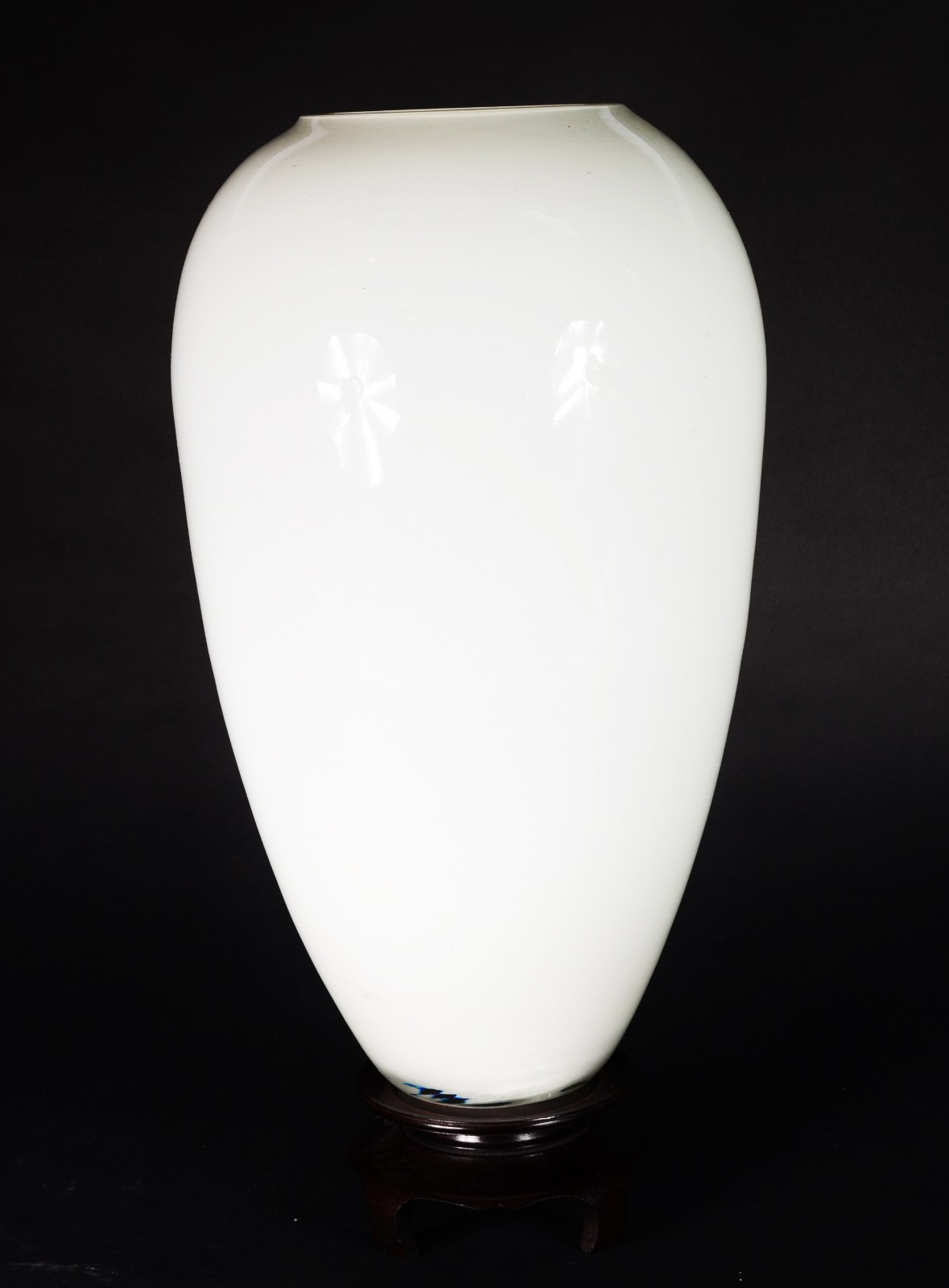 Vaso decorativo de vidro leitoso branco. - foto 1 de 4