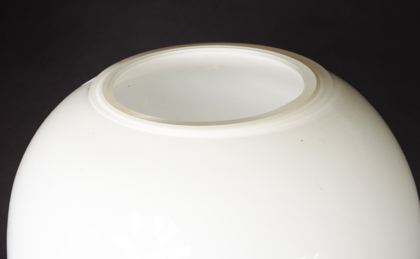 Vaso decorativo de vidro leitoso branco. - foto 2 de 4