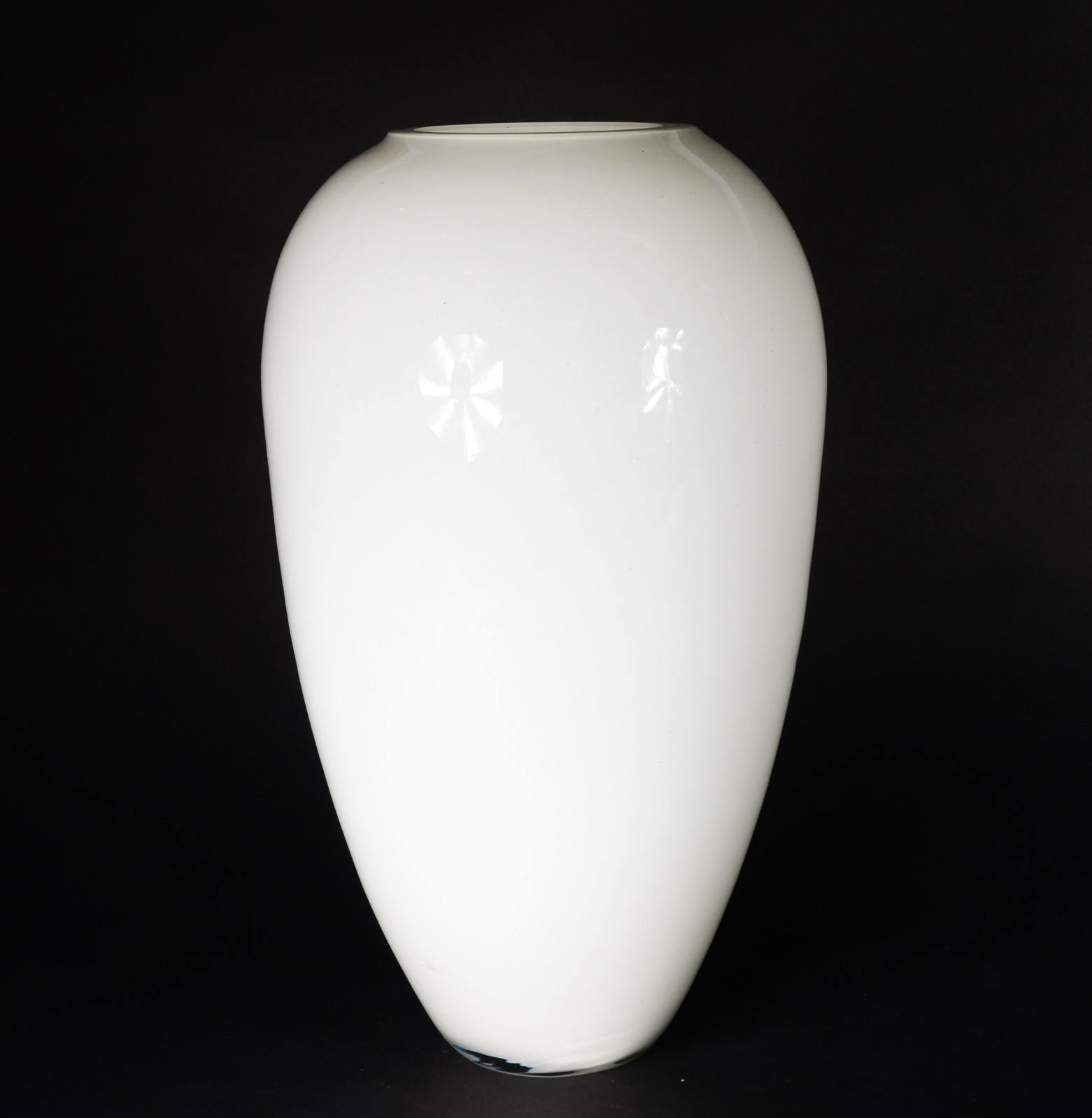 Vaso decorativo de vidro leitoso branco. - foto 3 de 4