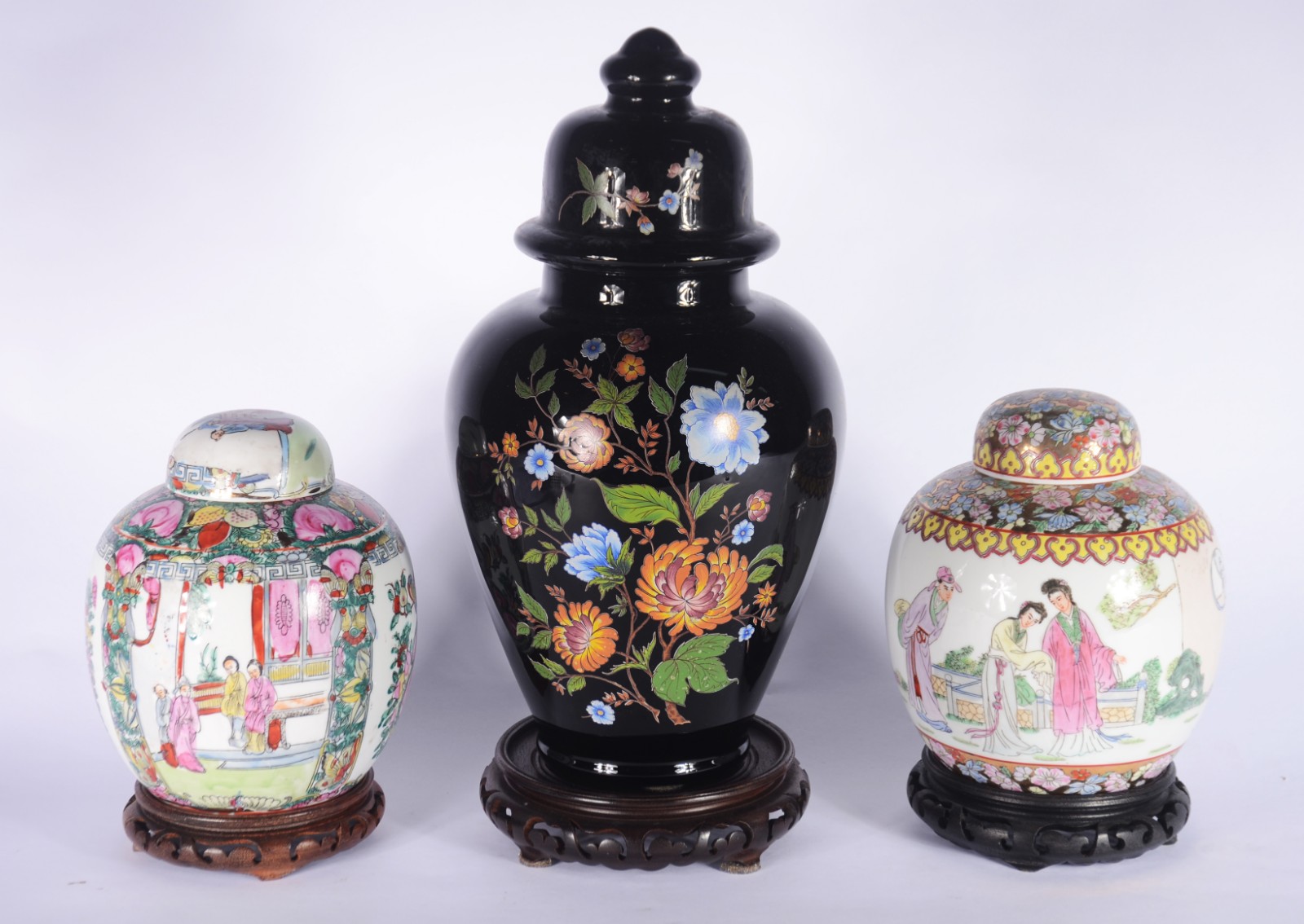 Tres potiches de porcelana oriental, sendo um preto com flores em... - foto 1 de 11