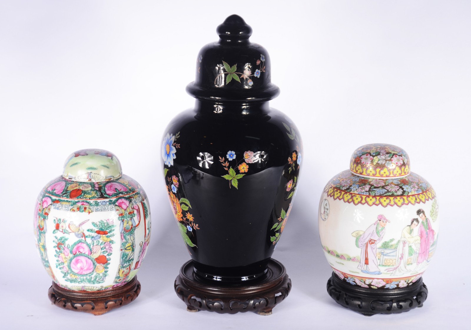 Tres potiches de porcelana oriental, sendo um preto com flores em... - foto 2 de 11