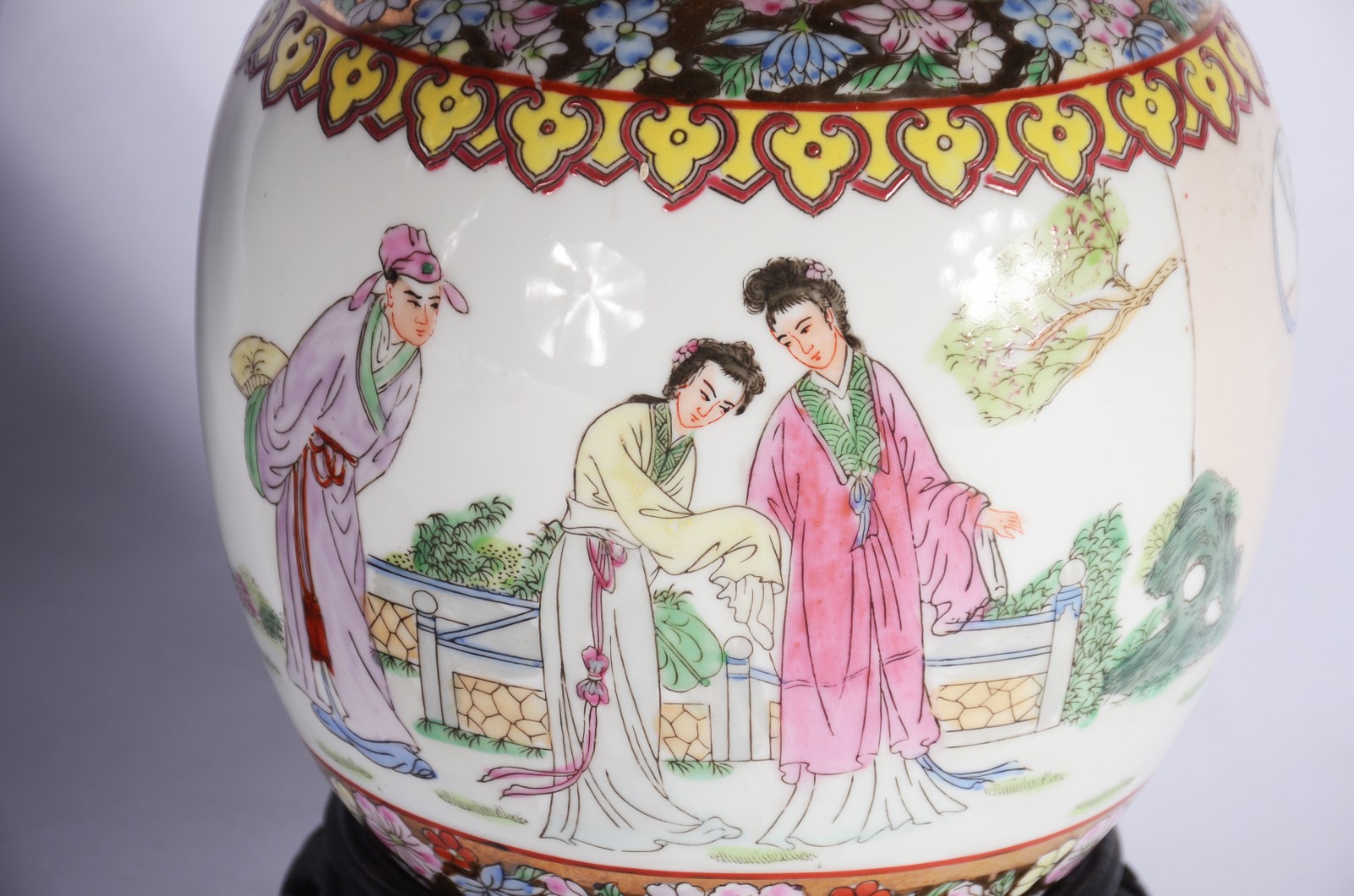 Tres potiches de porcelana oriental, sendo um preto com flores em... - foto 3 de 11