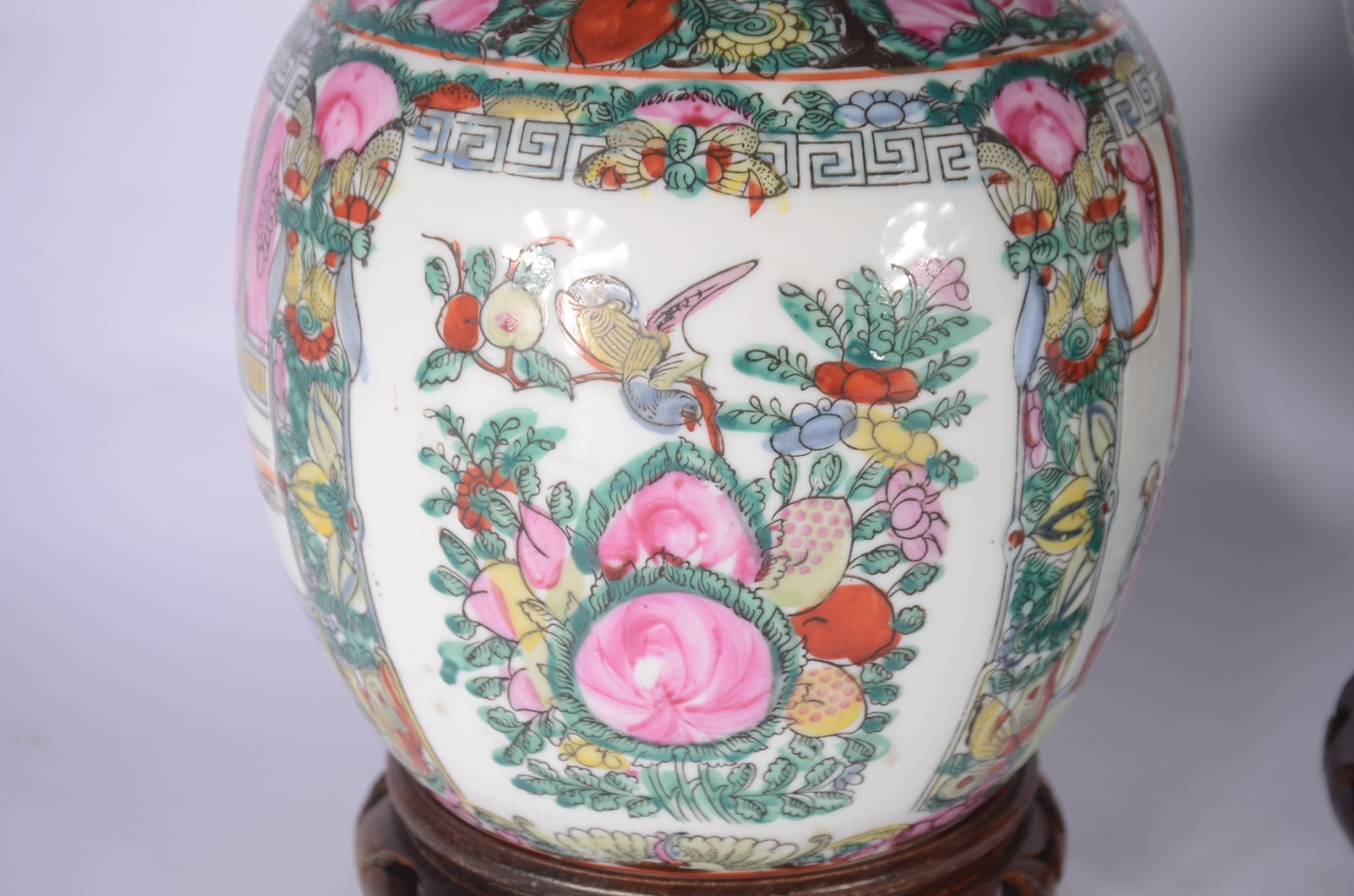Tres potiches de porcelana oriental, sendo um preto com flores em... - foto 4 de 11
