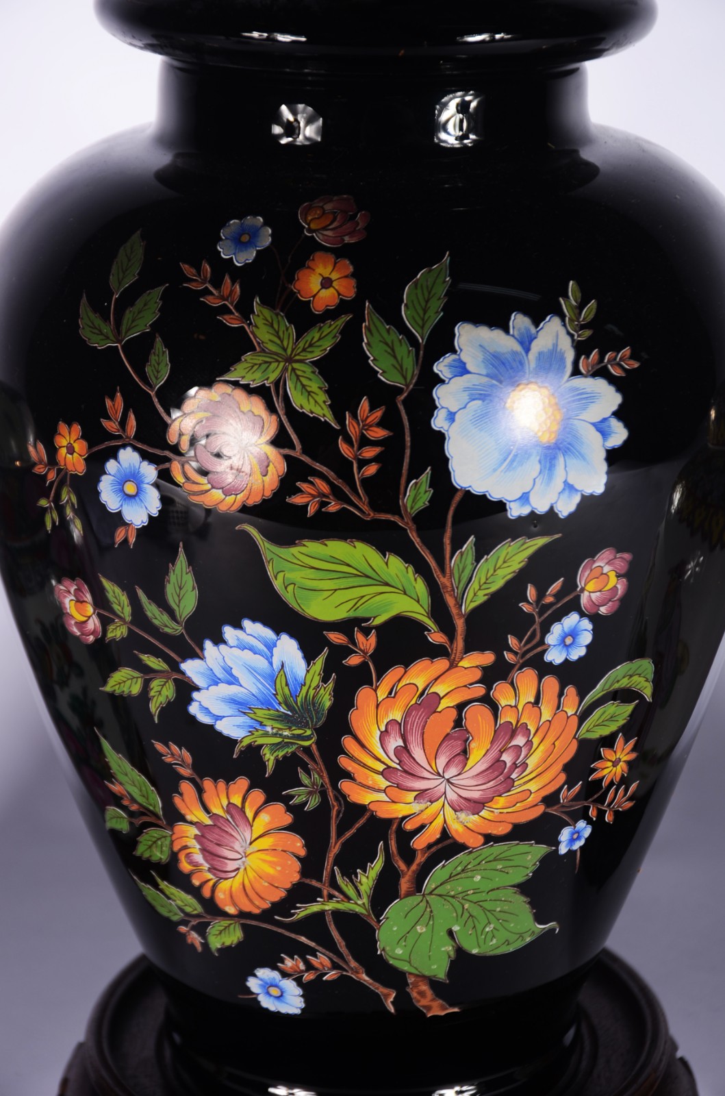 Tres potiches de porcelana oriental, sendo um preto com flores em... - foto 5 de 11