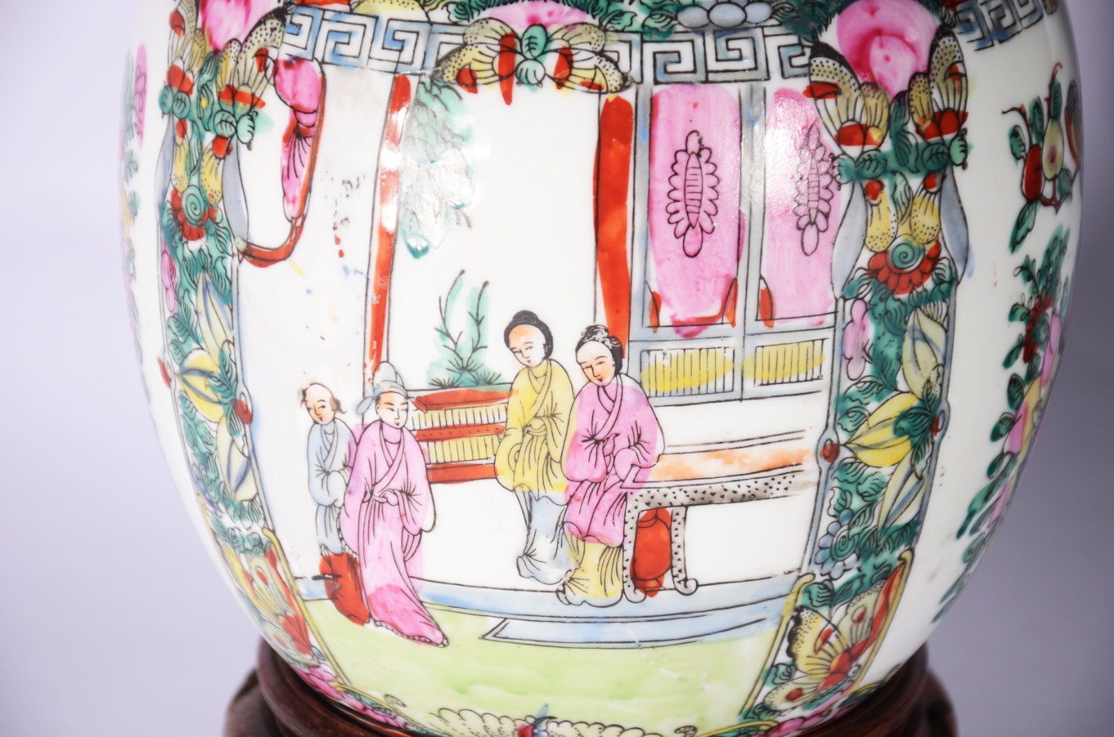 Tres potiches de porcelana oriental, sendo um preto com flores em... - foto 6 de 11