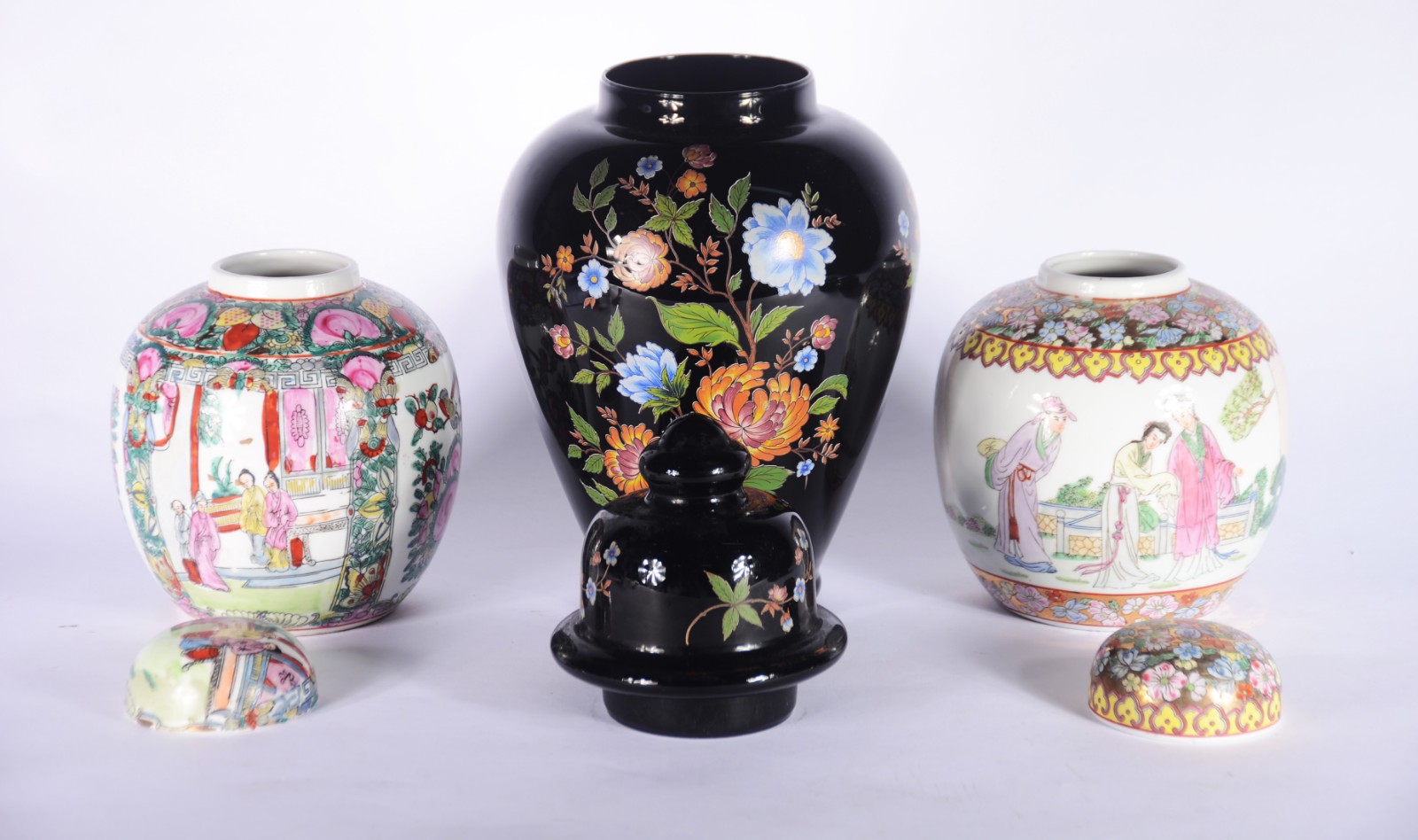 Tres potiches de porcelana oriental, sendo um preto com flores em... - foto 7 de 11