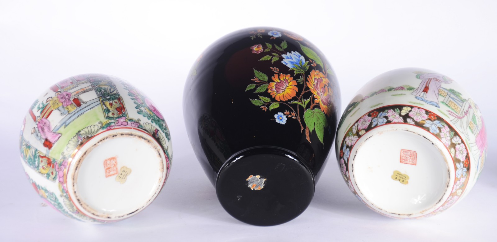 Tres potiches de porcelana oriental, sendo um preto com flores em... - foto 8 de 11