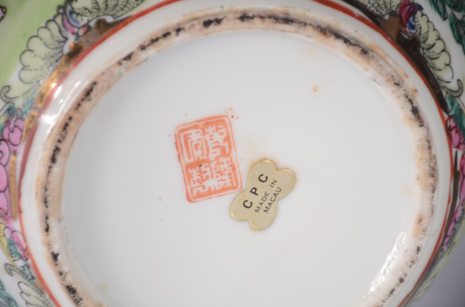 Tres potiches de porcelana oriental, sendo um preto com flores em... - foto 9 de 11