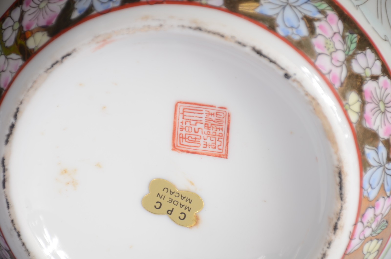 Tres potiches de porcelana oriental, sendo um preto com flores em... - foto 11 de 11