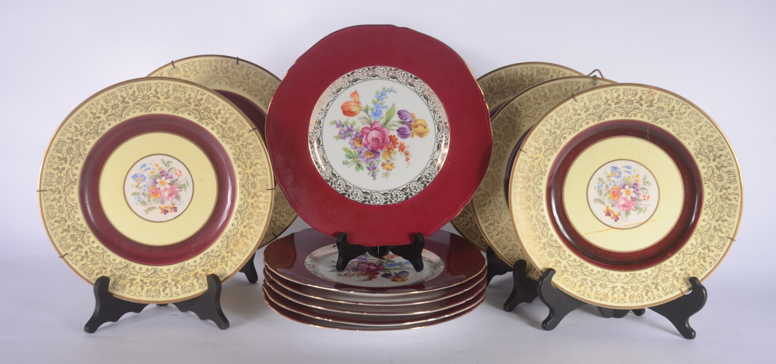 Conjunto com 11 pratos decorativos, sendo seis de porcelana tcheca... - foto 1 de 10