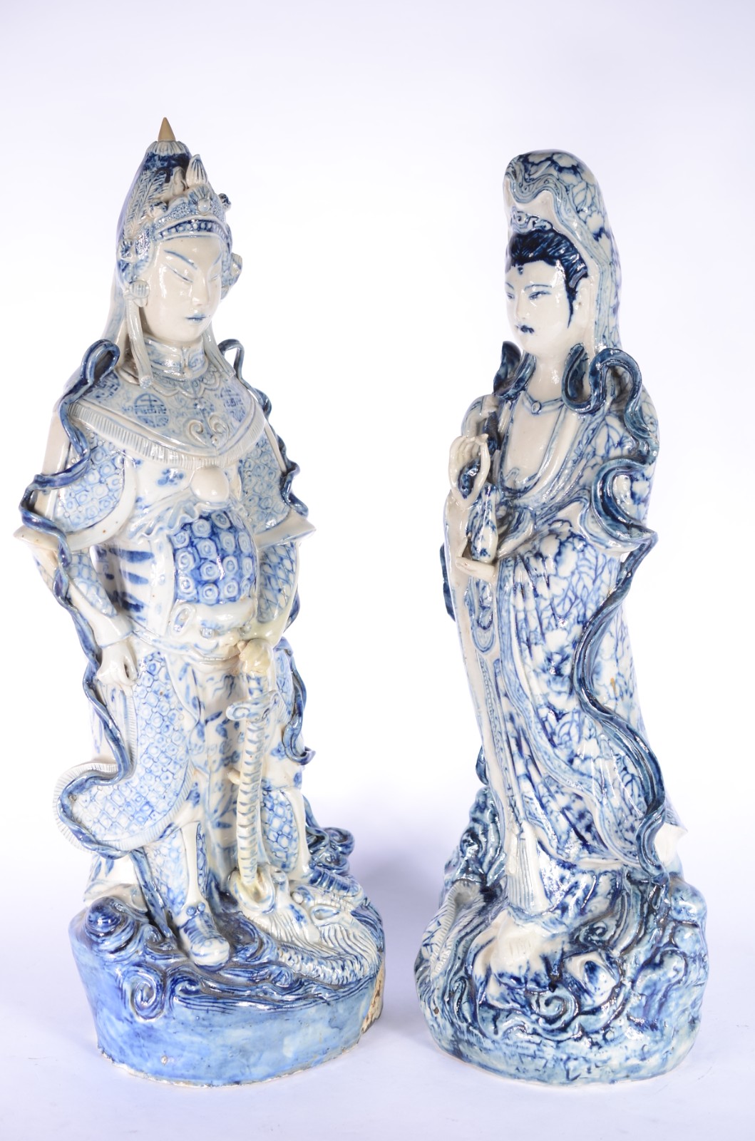 Par de figuras de porcelana chinesa azul e branca representando casal. - foto 4 de 9