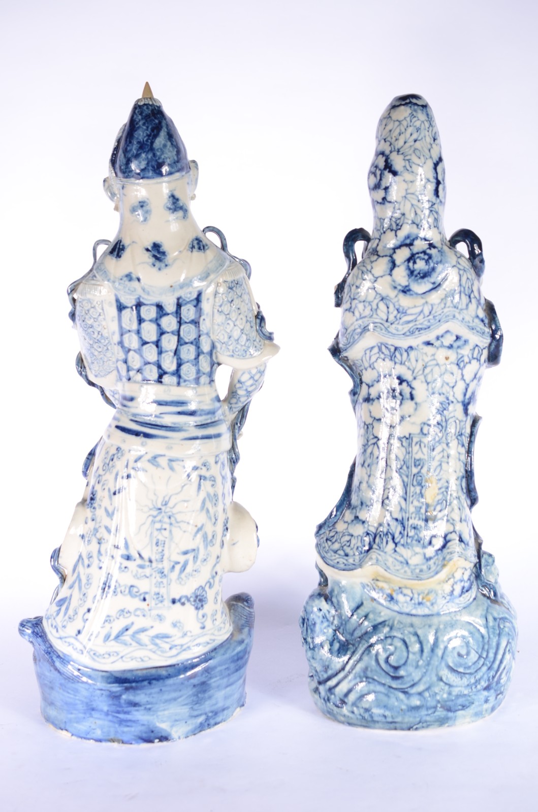 Par de figuras de porcelana chinesa azul e branca representando casal. - foto 5 de 9