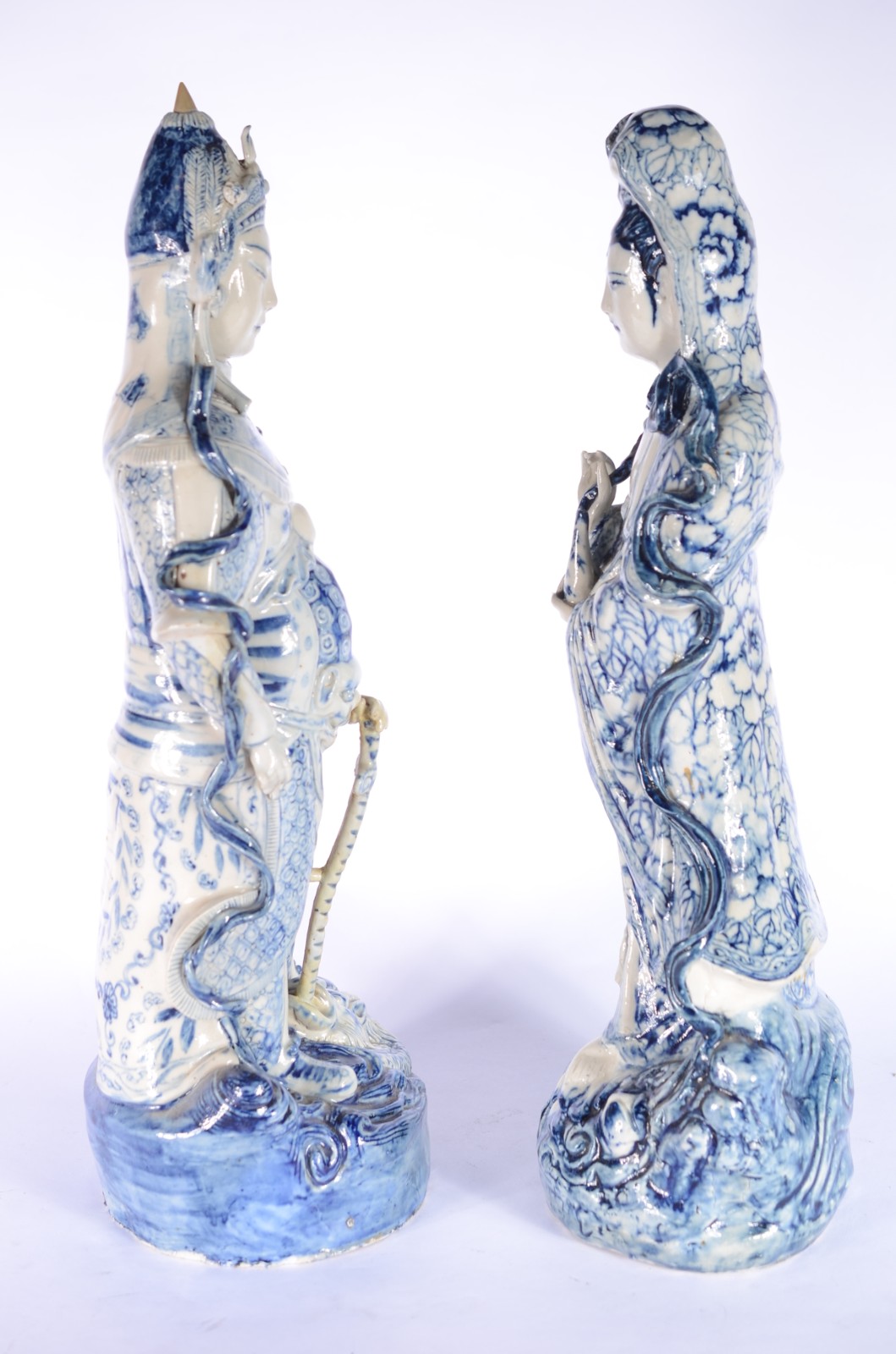 Par de figuras de porcelana chinesa azul e branca representando casal. - foto 6 de 9