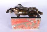 Escultura representando cavalo de bronze. - Escultura representando cavalo de bronze.