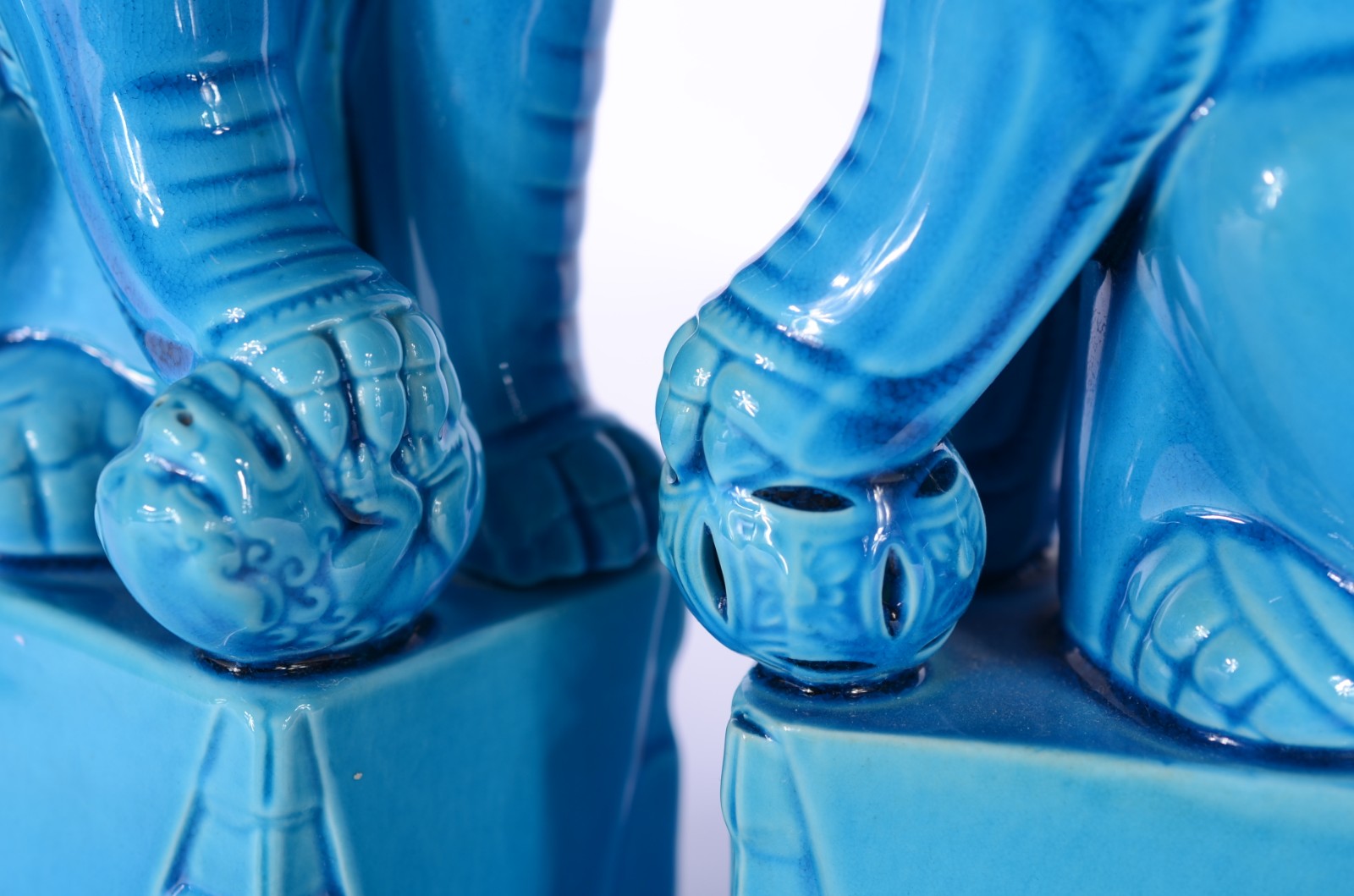 Diversas peças orientais, sendo: Par de cães de Fó de porcelana azul... - foto 5 de 10