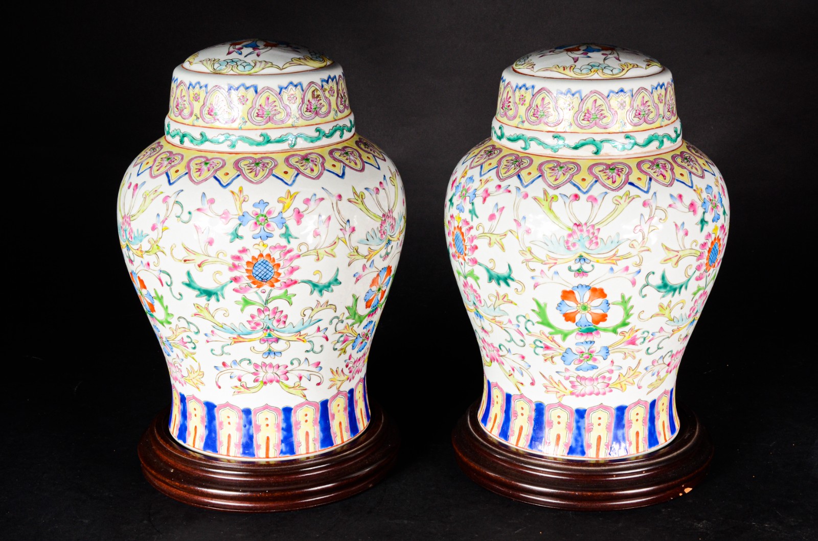 Par de potiches de porcelana oriental decorados com guirlandas... - foto 1 de 7