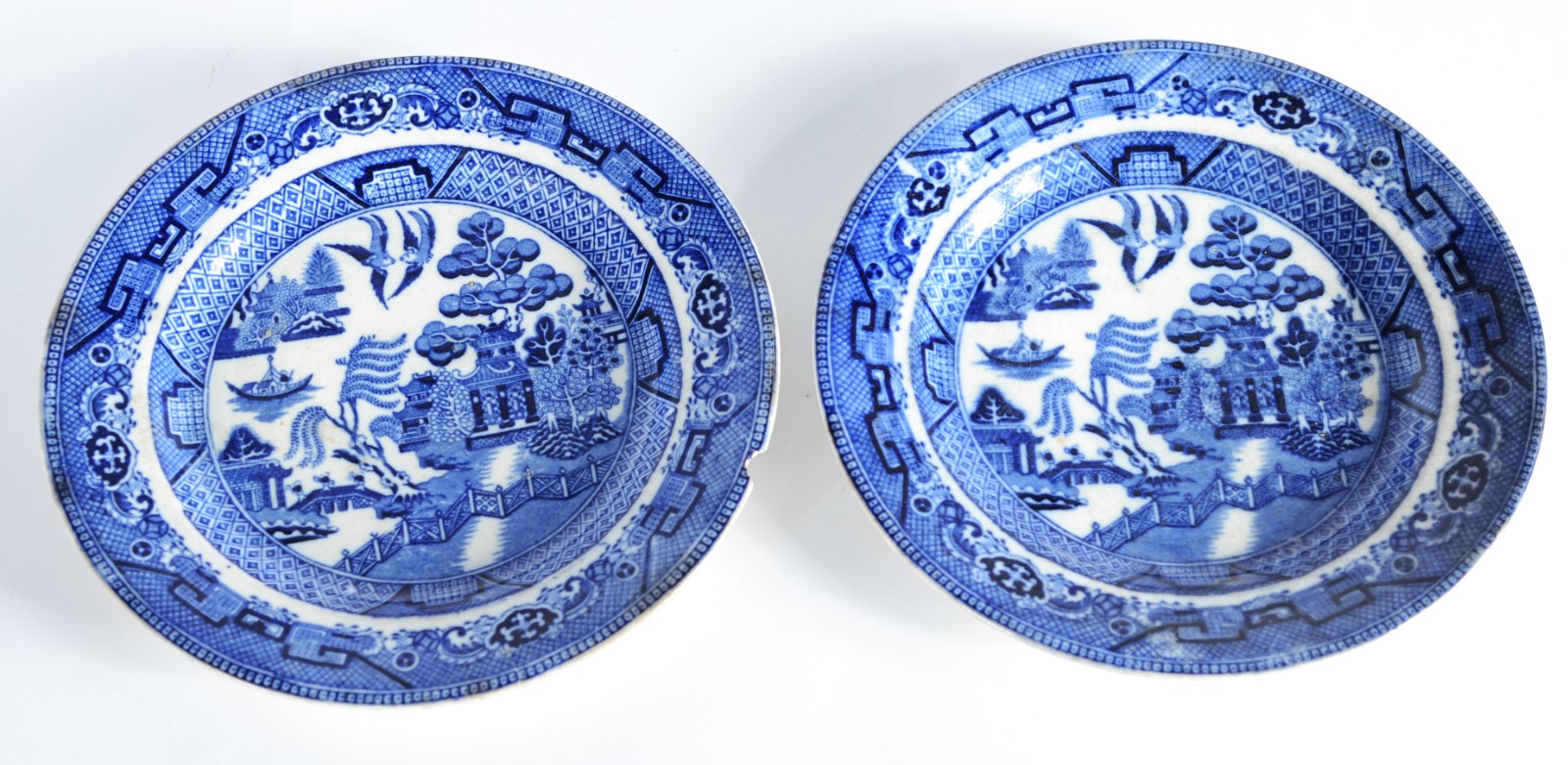 Par de pratos de faiança inglesa "azul pombinho". Um com borda... - foto 1 de 5