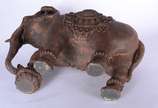 Duas peças orientais diversas, sendo: cesto dec... - Duas peças orientais diversas, sendo: cesto decorativo balinês no feitio oitavado; e, escultura representando elefante de estuque patinado.