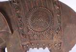 Duas peças orientais diversas, sendo: cesto dec... - Duas peças orientais diversas, sendo: cesto decorativo balinês no feitio oitavado; e, escultura representando elefante de estuque patinado.