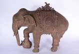 Duas peças orientais diversas, sendo: cesto dec... - Duas peças orientais diversas, sendo: cesto decorativo balinês no feitio oitavado; e, escultura representando elefante de estuque patinado.