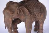 Duas peças orientais diversas, sendo: cesto dec... - Duas peças orientais diversas, sendo: cesto decorativo balinês no feitio oitavado; e, escultura representando elefante de estuque patinado.