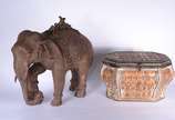 Duas peças orientais diversas, sendo: cesto dec... - Duas peças orientais diversas, sendo: cesto decorativo balinês no feitio oitavado; e, escultura representando elefante de estuque patinado.
