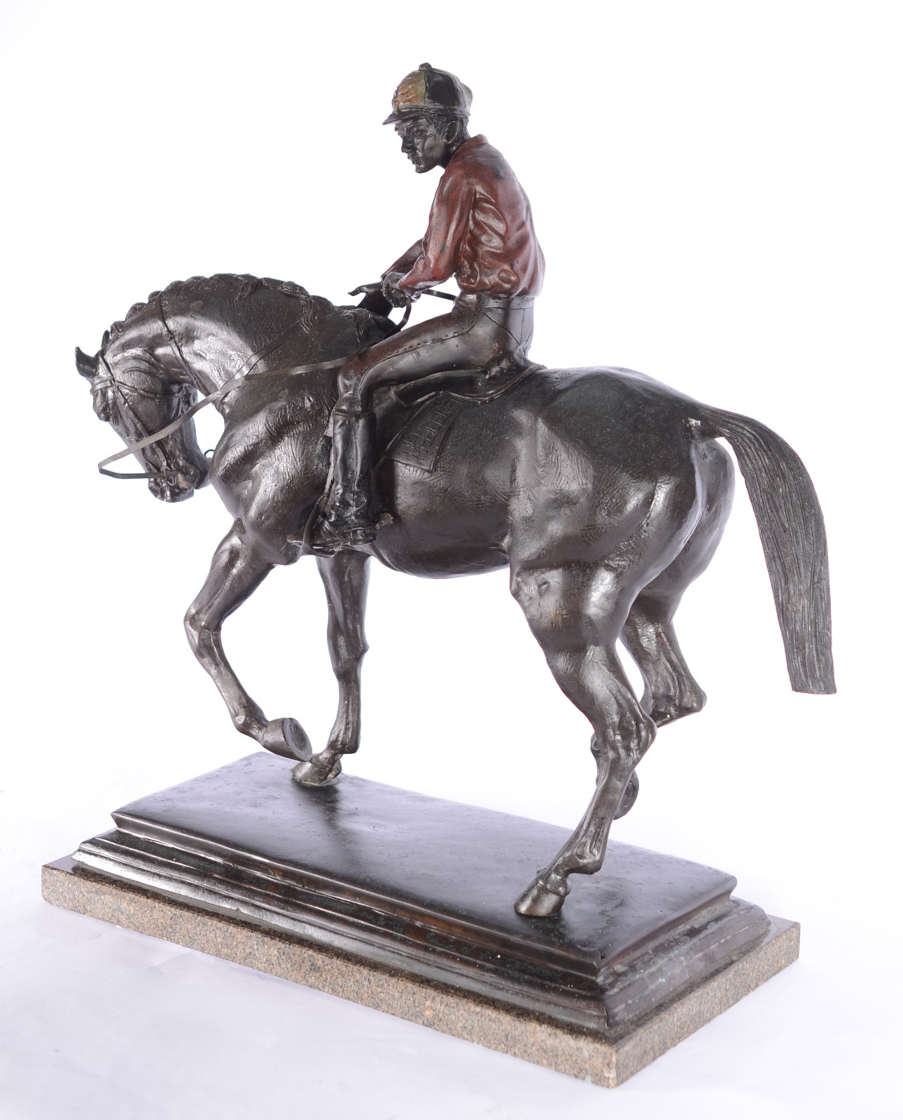 Escultura de metal patinado representando Jóquei a cavalo. - foto 2 de 9