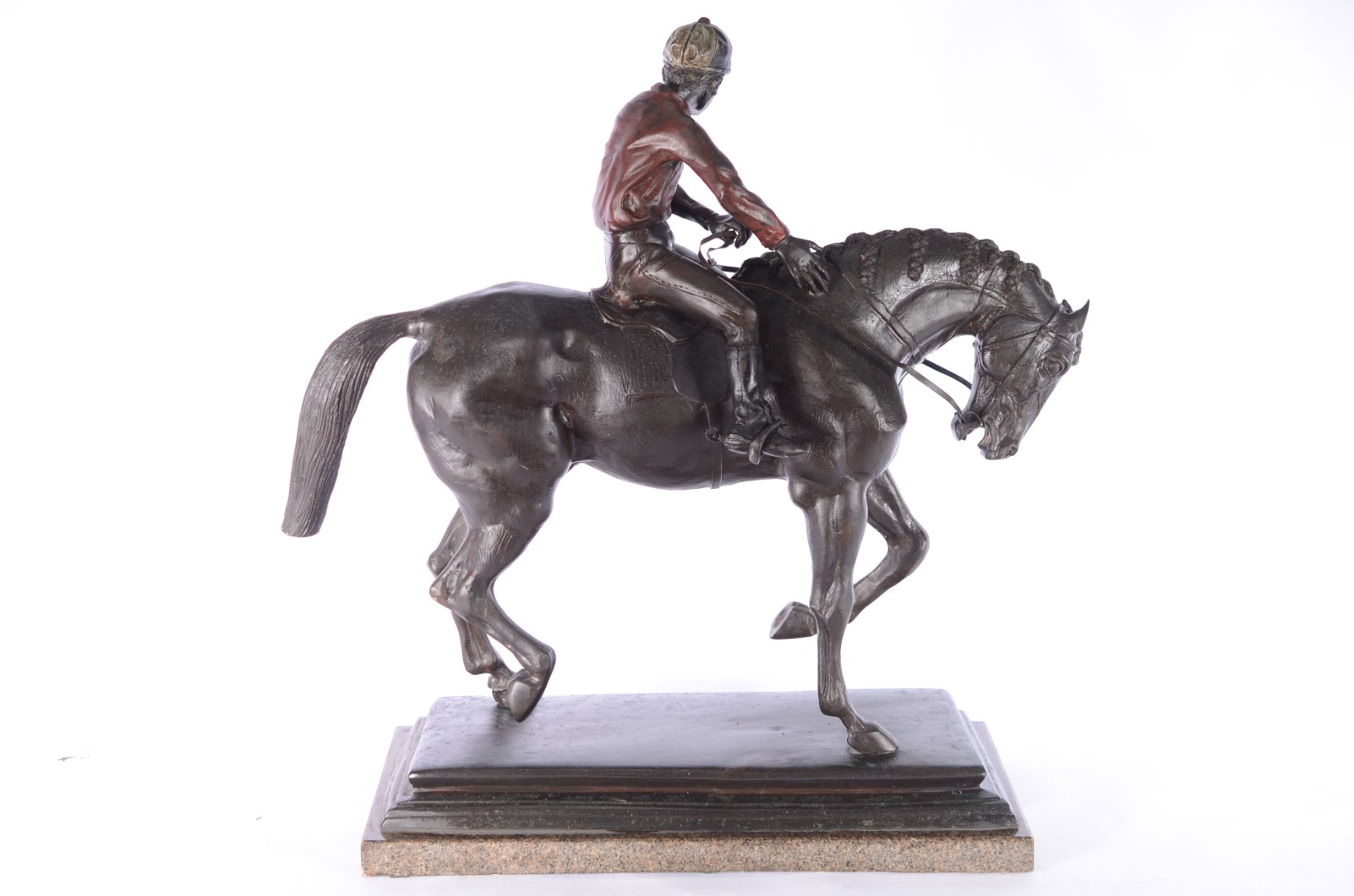 Escultura de metal patinado representando Jóquei a cavalo. - foto 4 de 9