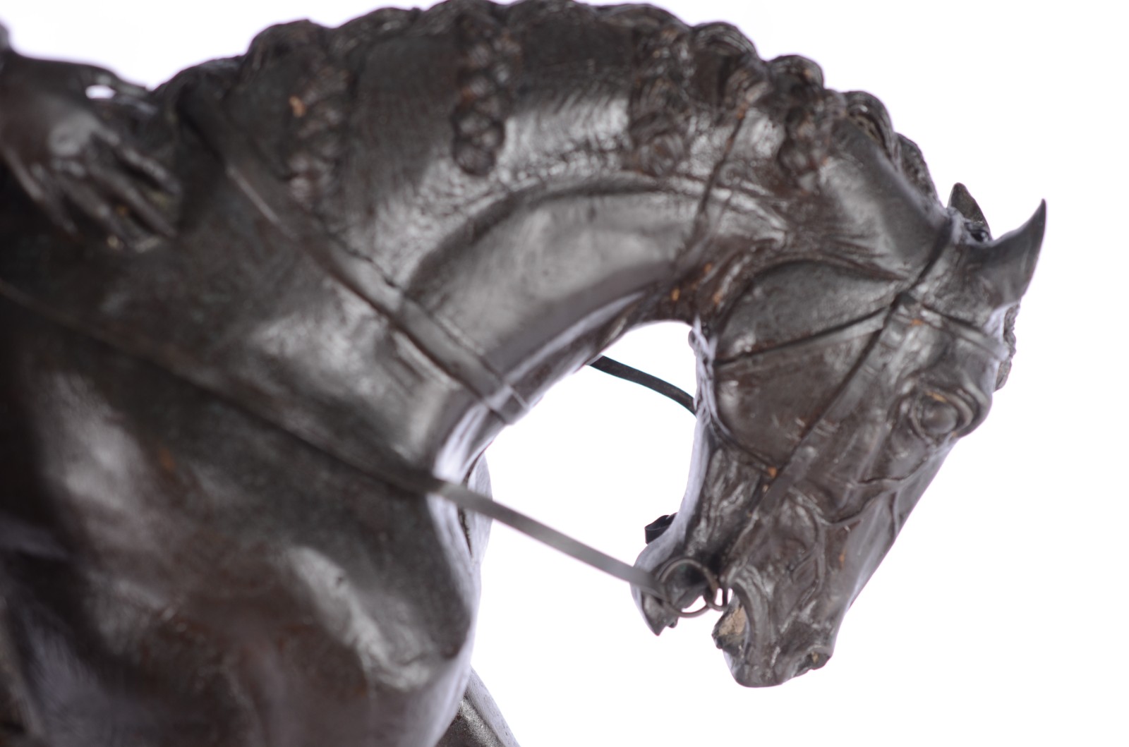 Escultura de metal patinado representando Jóquei a cavalo. - foto 6 de 9