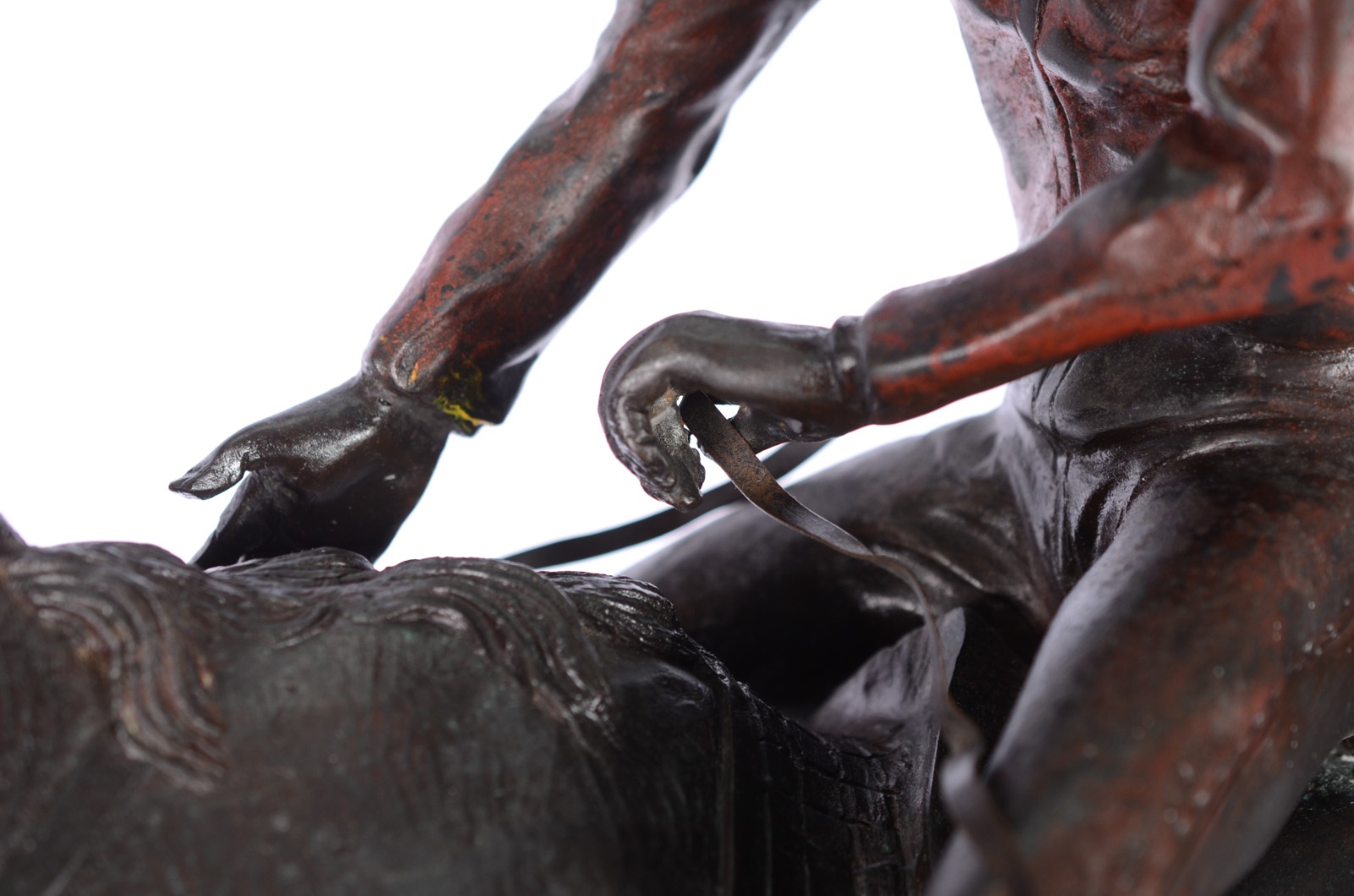 Escultura de metal patinado representando Jóquei a cavalo. - foto 8 de 9