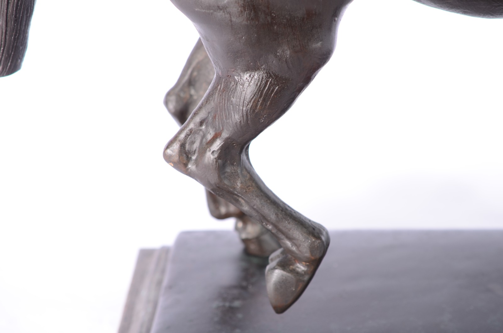 Escultura de metal patinado representando Jóquei a cavalo. - foto 9 de 9
