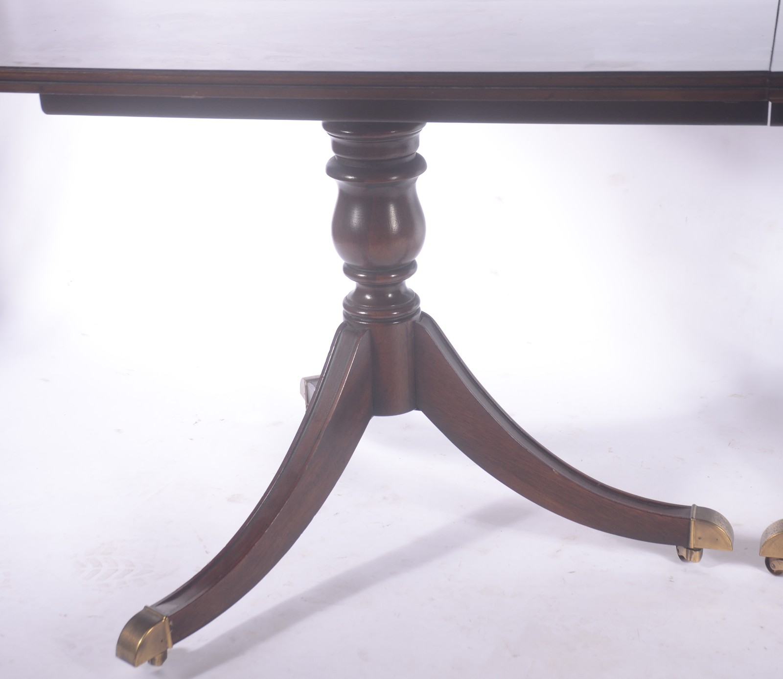 Mesa de jantar oval de madeira nobre com três tabuas extensoras (1,14... - foto 6 de 11