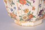 Potiche de faiança gomada, decoração floral em ... - Potiche de faiança gomada, decoração floral em policromia com realces dourados (desgastes na policromia).