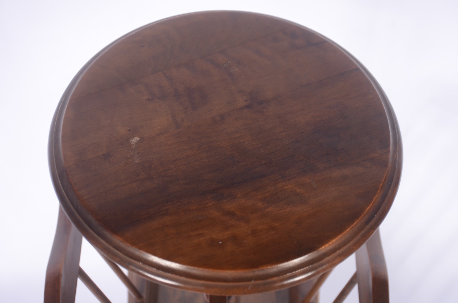 Mesa revisteiro de madeira com hastes cilíndricas. (Está um pouco... - foto 5 de 6