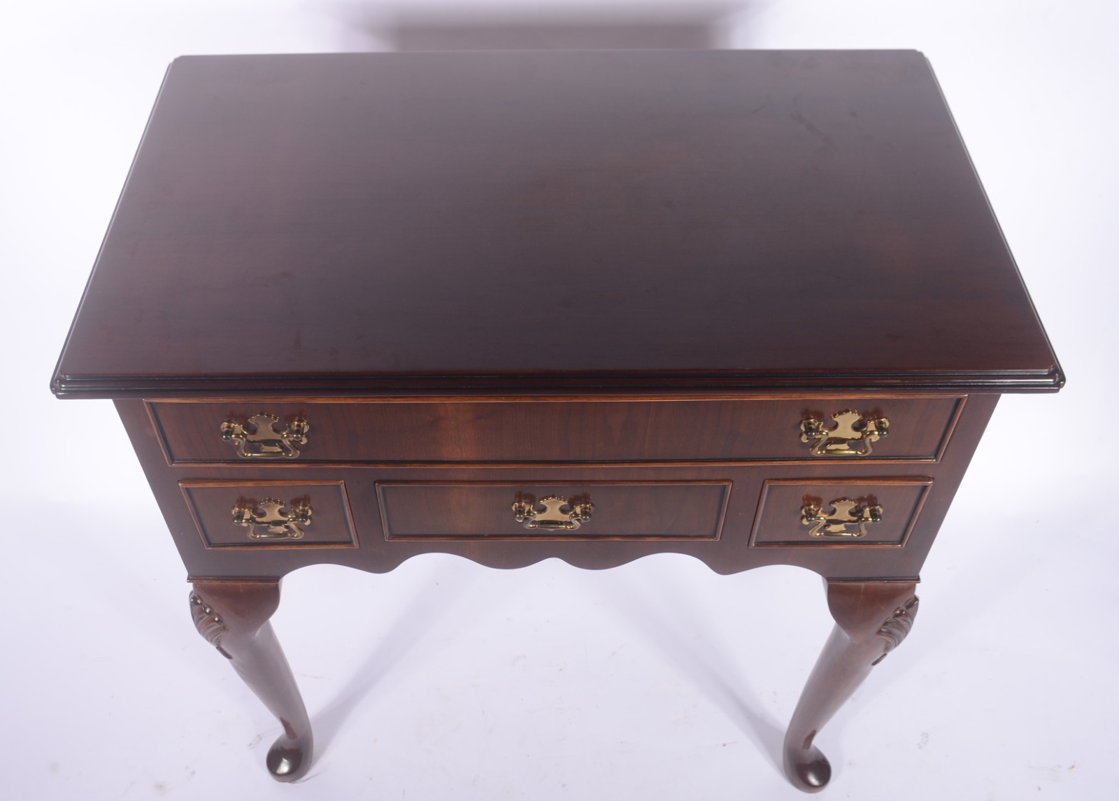 Mesa auxiliar de madeira com gavetas e puxadores de metal dourado... - foto 2 de 7