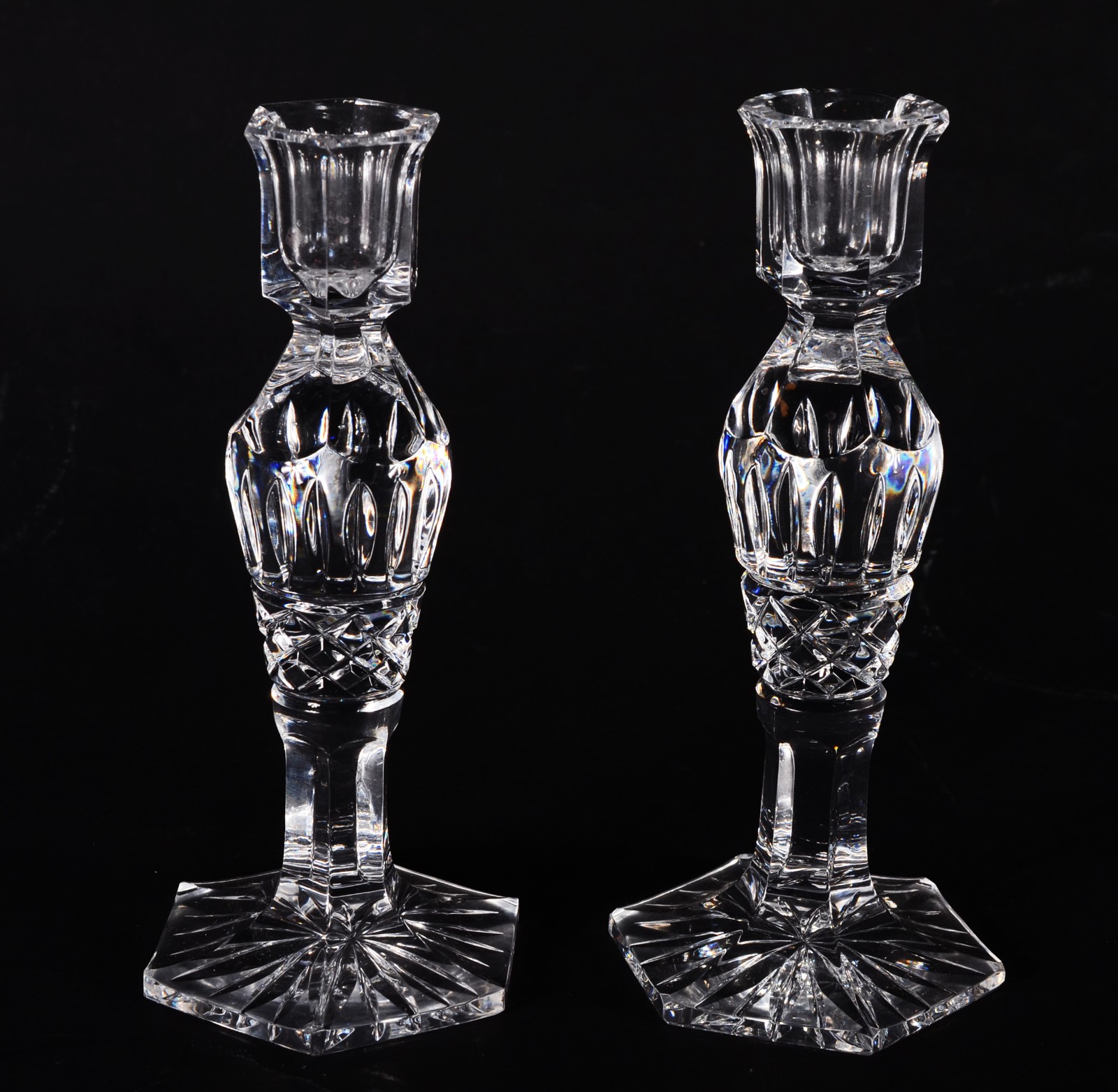 Par de castiçais de cristal tcheco lapidado, bases sextavadas. - foto 1 de 5
