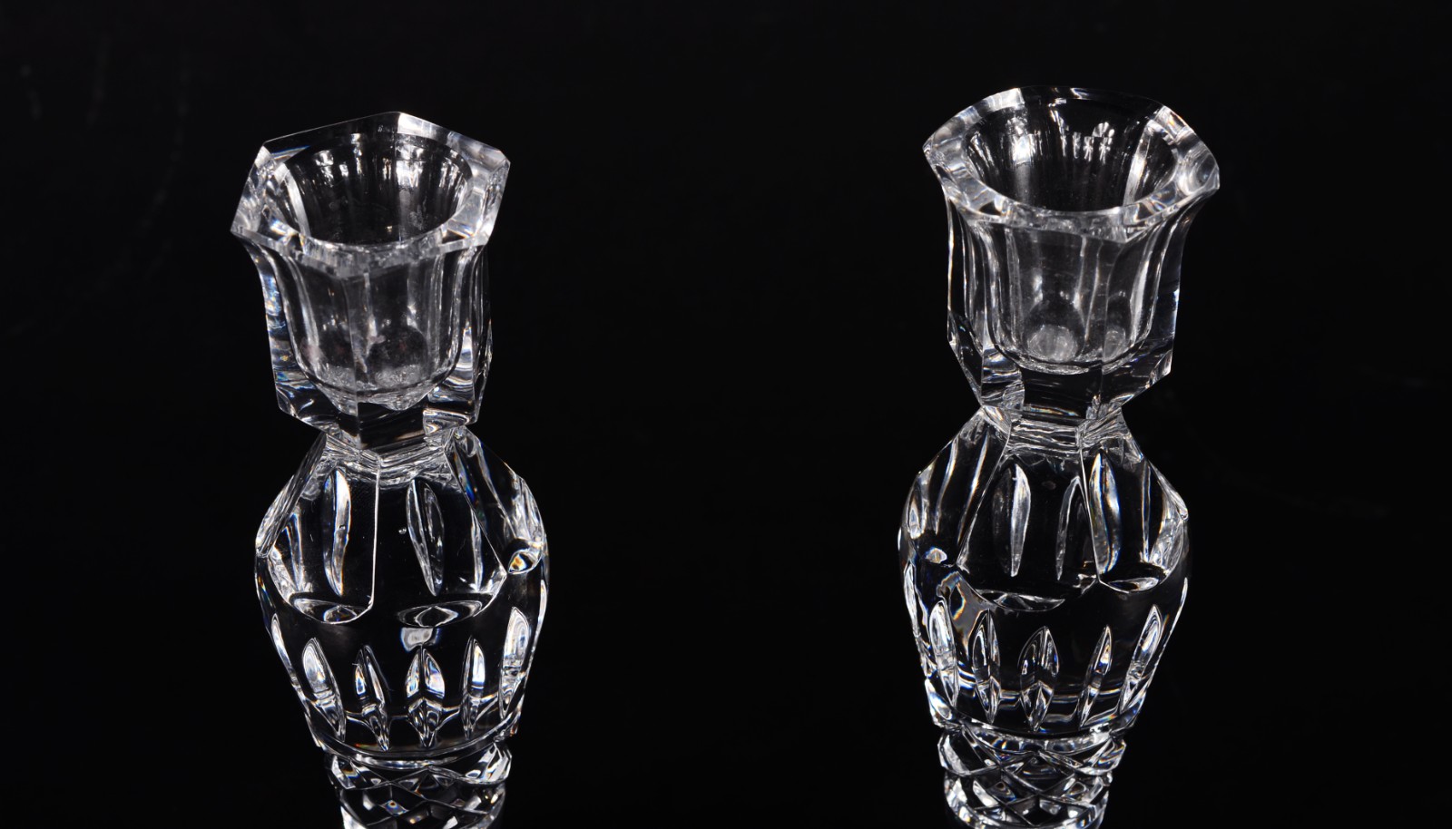 Par de castiçais de cristal tcheco lapidado, bases sextavadas. - foto 2 de 5