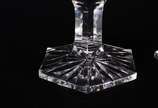 Par de castiçais de cristal tcheco lapidado, ba... - Par de castiçais de cristal tcheco lapidado, bases sextavadas.