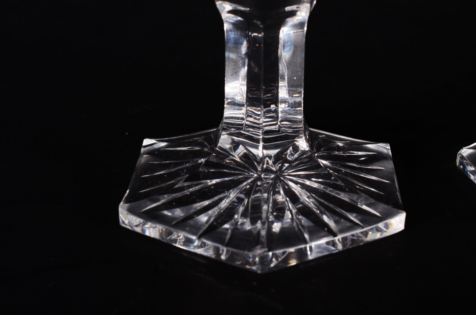 Par de castiçais de cristal tcheco lapidado, bases sextavadas. - foto 3 de 5