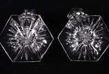Par de castiçais de cristal tcheco lapidado, ba... - Par de castiçais de cristal tcheco lapidado, bases sextavadas.