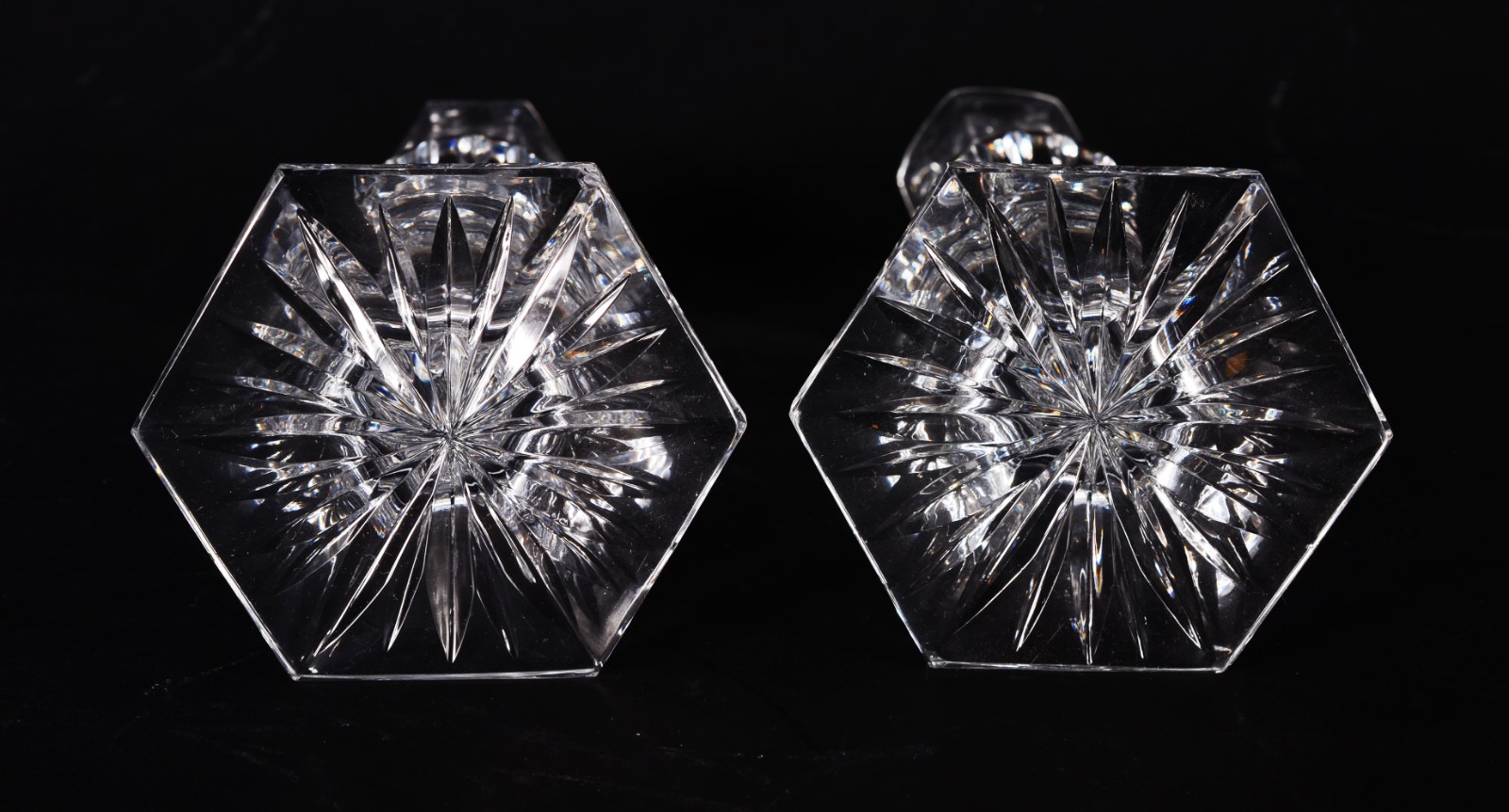 Par de castiçais de cristal tcheco lapidado, bases sextavadas. - foto 4 de 5