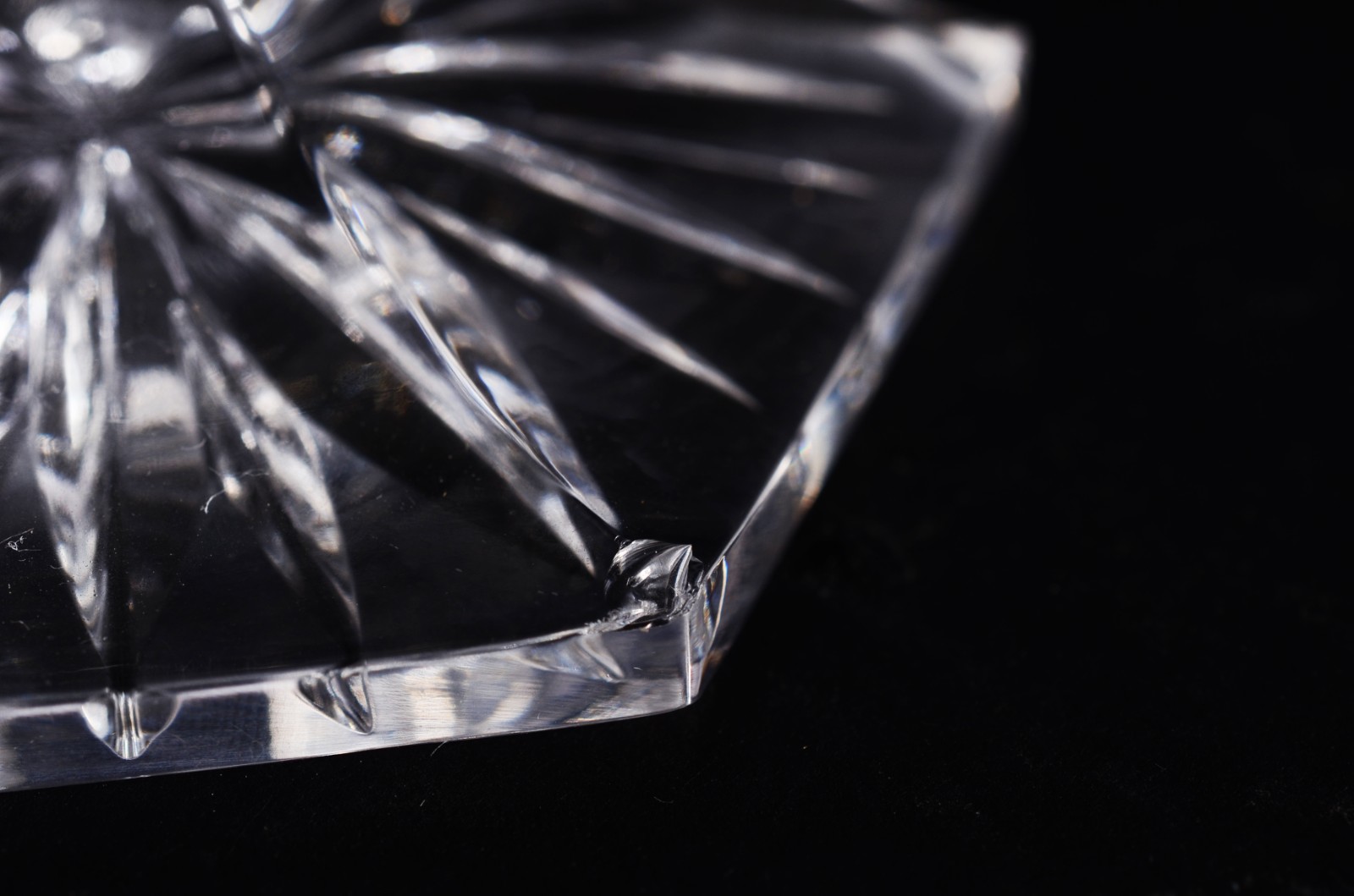 Par de castiçais de cristal tcheco lapidado, bases sextavadas. - foto 5 de 5