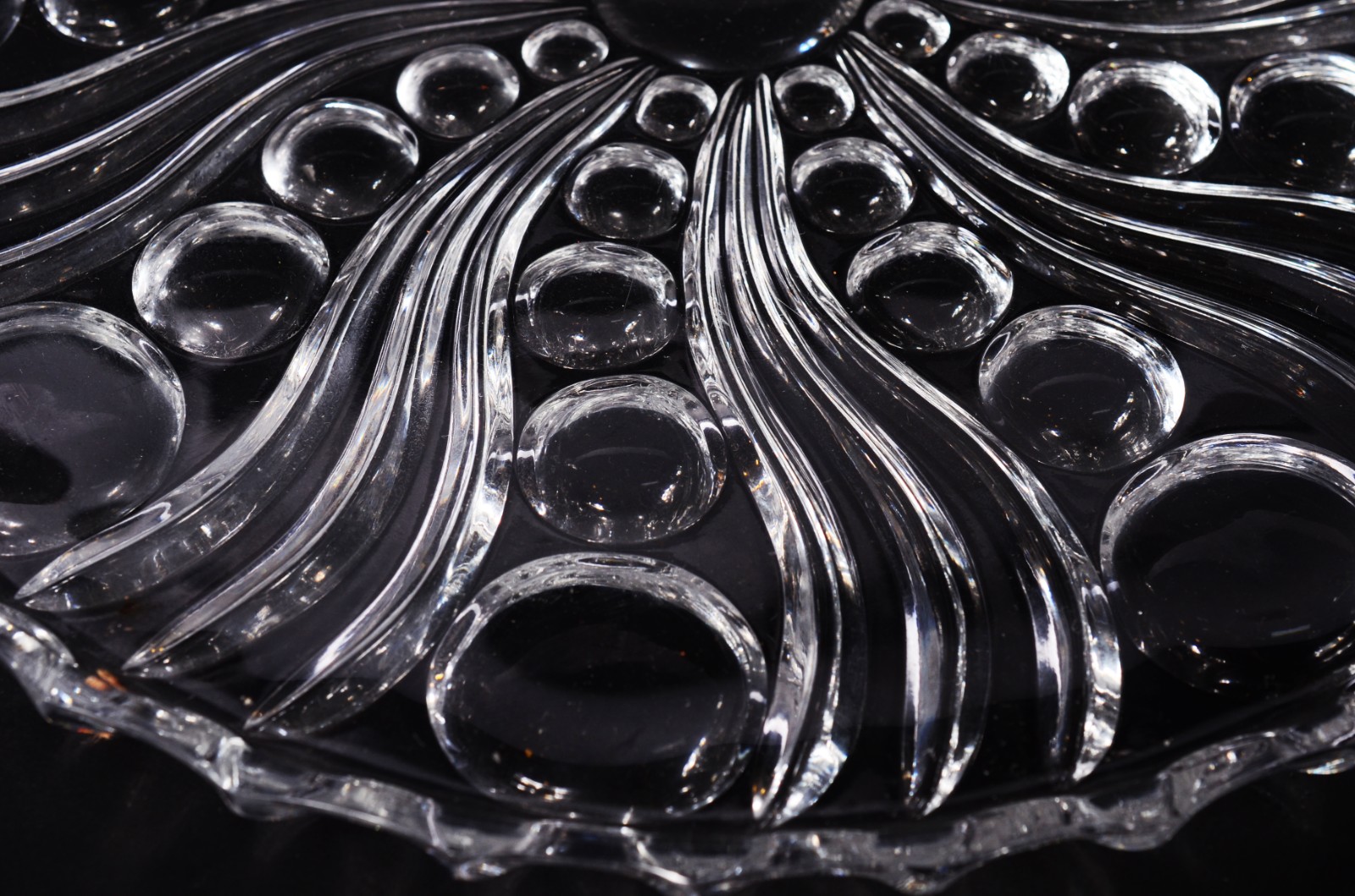 Seis peças diversas de cristal tcheco lapidado, sendo: Prato para... - foto 4 de 11