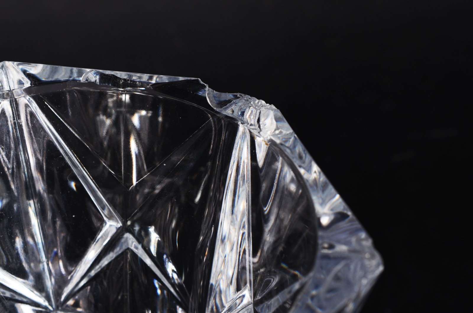 Seis peças diversas de cristal tcheco lapidado, sendo: Prato para... - foto 8 de 11