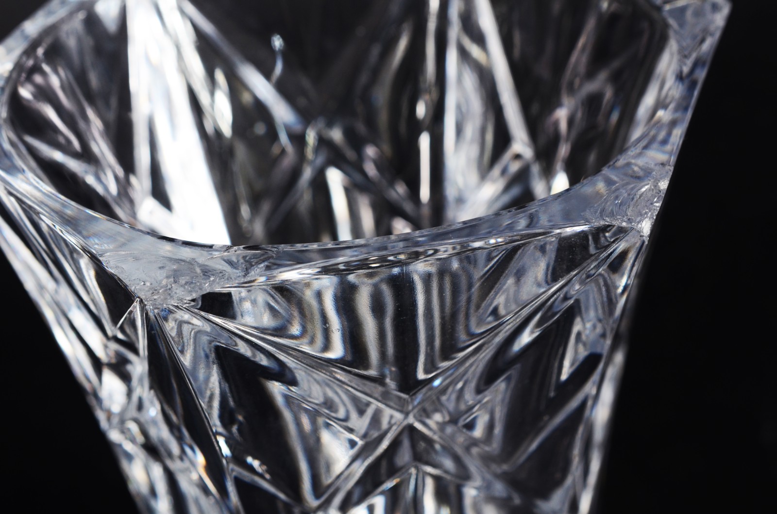 Seis peças diversas de cristal tcheco lapidado, sendo: Prato para... - foto 11 de 11