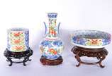 Tres peças de porcelana japonesa "Alyssa", desi... - Tres peças de porcelana japonesa "Alyssa", designed for Macys, decoradas com flores em policromia, sendo: Vaso, bowl e marmita, bases de madeira.