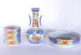 Tres peças de porcelana japonesa "Alyssa", desi... - Tres peças de porcelana japonesa "Alyssa", designed for Macys, decoradas com flores em policromia, sendo: Vaso, bowl e marmita, bases de madeira.