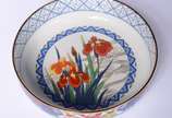 Tres peças de porcelana japonesa "Alyssa", desi... - Tres peças de porcelana japonesa "Alyssa", designed for Macys, decoradas com flores em policromia, sendo: Vaso, bowl e marmita, bases de madeira.